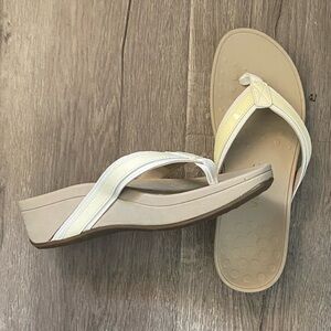 Vionic Women's Tan Flip Flops
